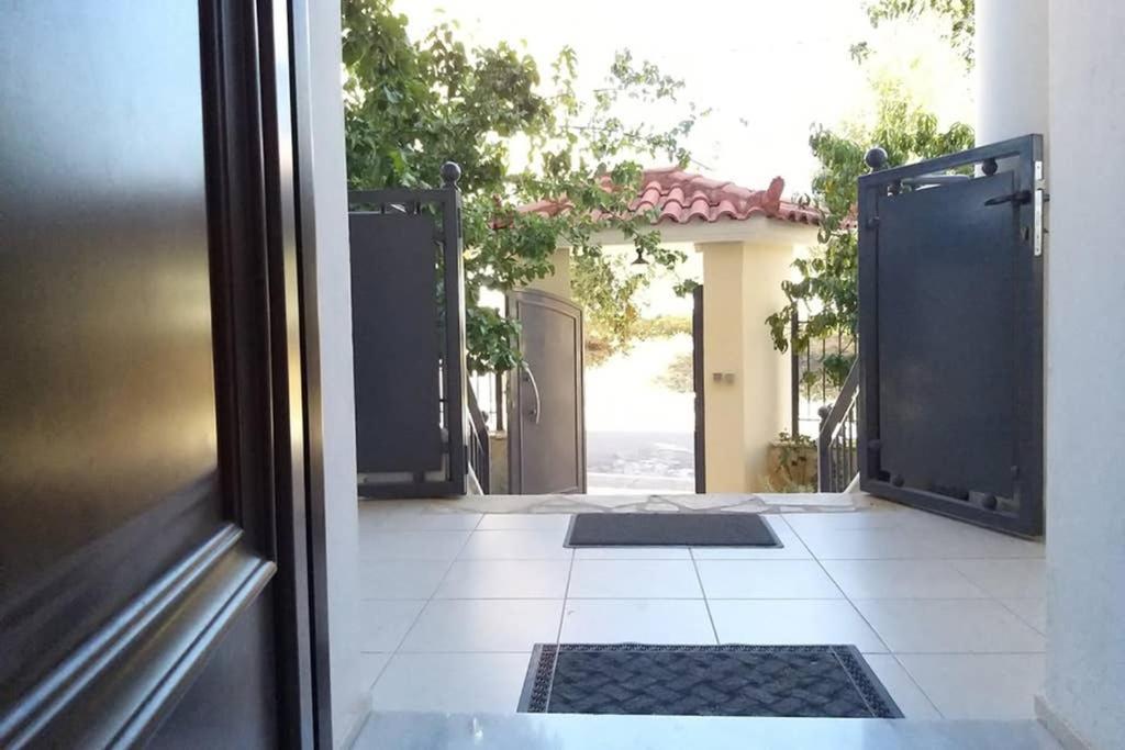New, Bright, Cozy, Autonomous Apartment With Private Entrance And Garden, 42 M2, 5Min To The Beach And City Center Kalamata Luaran gambar