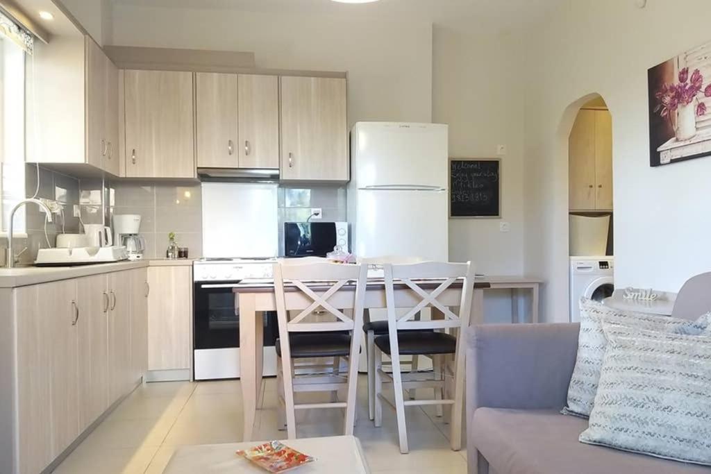 New, Bright, Cozy, Autonomous Apartment With Private Entrance And Garden, 42 M2, 5Min To The Beach And City Center Kalamata Luaran gambar