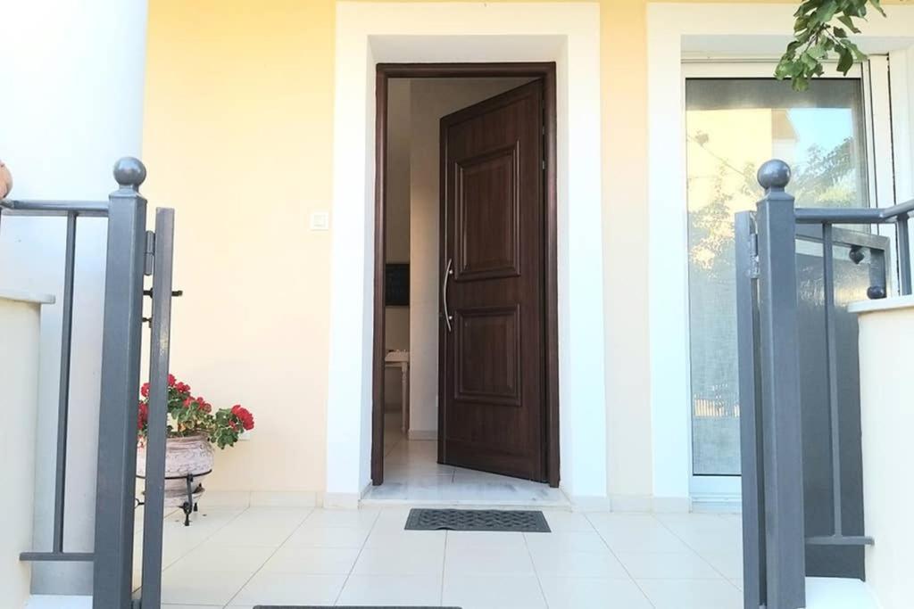 New, Bright, Cozy, Autonomous Apartment With Private Entrance And Garden, 42 M2, 5Min To The Beach And City Center Kalamata Luaran gambar