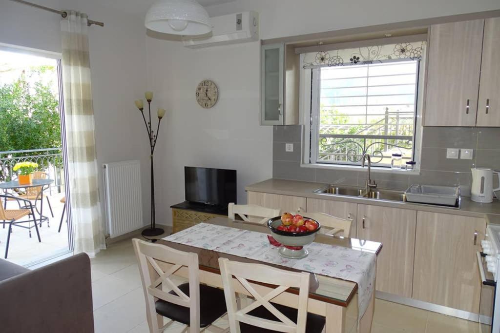 New, Bright, Cozy, Autonomous Apartment With Private Entrance And Garden, 42 M2, 5Min To The Beach And City Center Kalamata Luaran gambar