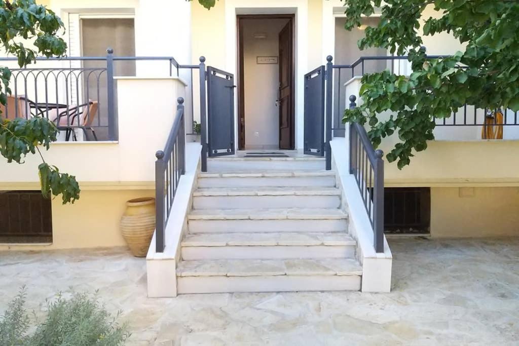 New, Bright, Cozy, Autonomous Apartment With Private Entrance And Garden, 42 M2, 5Min To The Beach And City Center Kalamata Luaran gambar